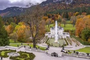 Vista do Palácio de Linderhof no outono, em dia nublado