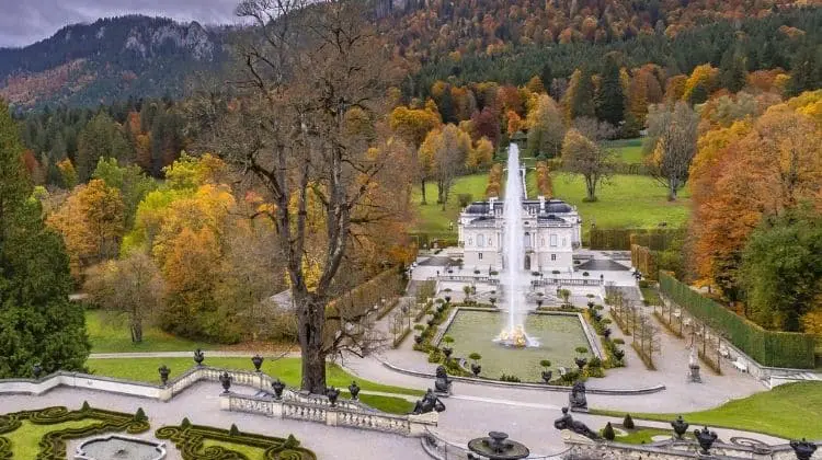 Vista do Palácio de Linderhof no outono, em dia nublado