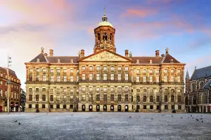 Vista frontal do Palácio Real de Amsterdam