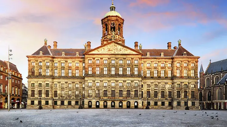 Vista frontal do Palácio Real de Amsterdam