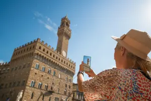 Turista tira foto do Palazzo Vecchio, em Florença
