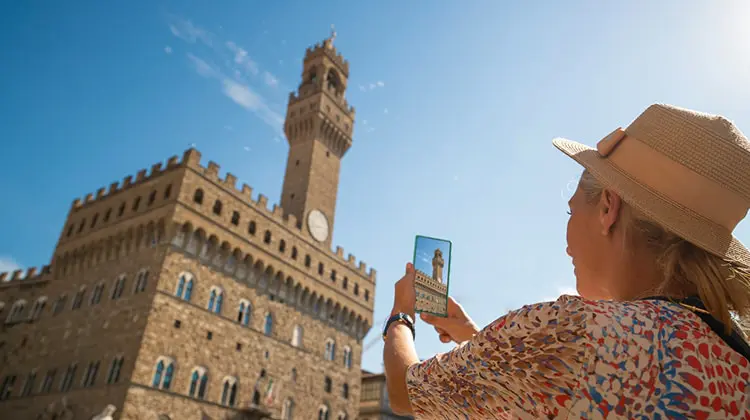 Turista tira foto do Palazzo Vecchio, em Florença