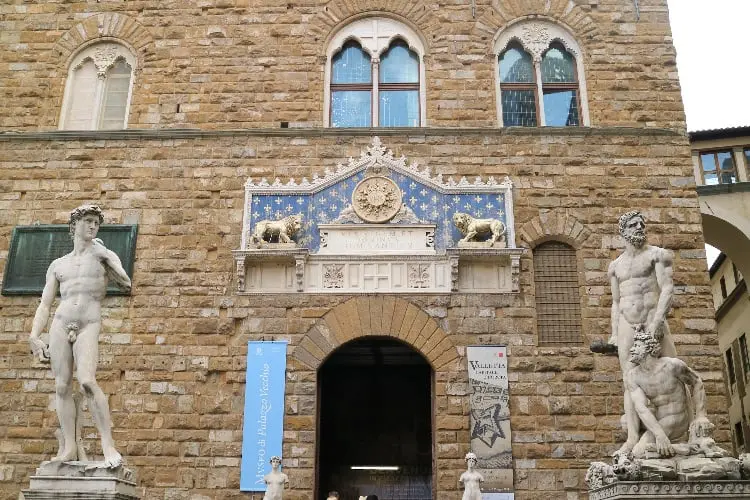 Entrada do Palazzo Vecchio, em Florença, na Itália.