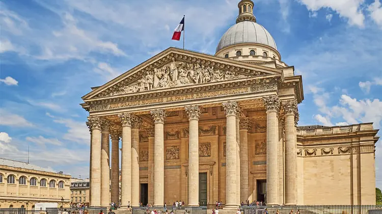 Panteão de Paris em um dia ensolarado