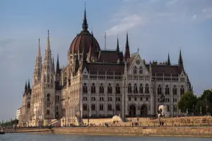 Parlamento de Budapeste, em dia de sol