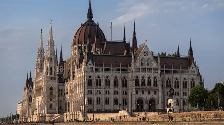 Parlamento de Budapeste, em dia de sol