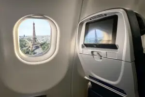 Janela do avião com vista para a Torre Eiffel, em Paris, na França.
