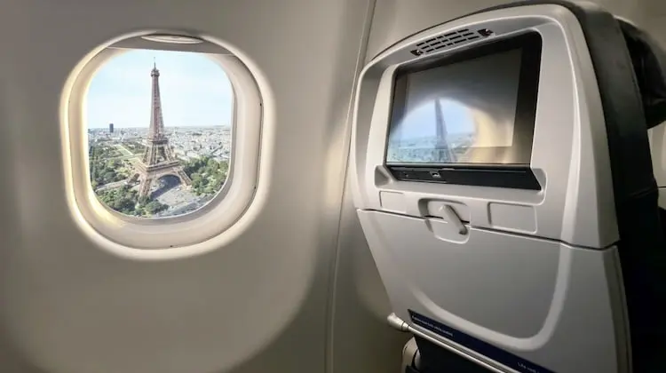 Janela do avião com vista para a Torre Eiffel, em Paris, na França.
