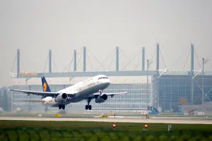 Avião decolando de aeroporto no aeroporto de Munique, Alemanha