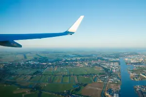 Avião sobrevoando a Holanda