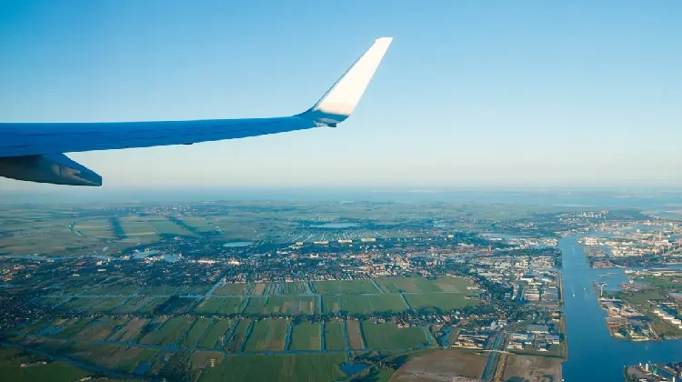 Avião sobrevoando a Holanda