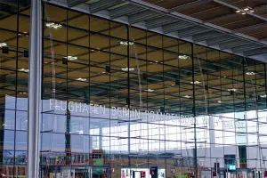 Entrada do novo aeroporto de Berlim, para onde comprar passagem