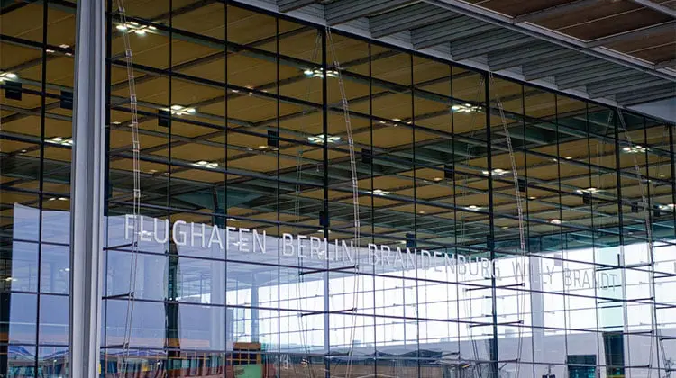 Entrada do novo aeroporto de Berlim, para onde comprar passagem