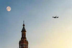 Avião sobrevoando Sevilha, Espanha