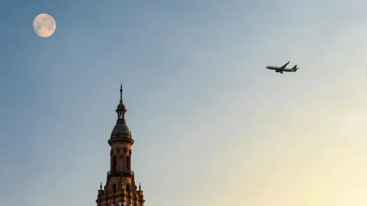 Avião sobrevoando Sevilha, Espanha