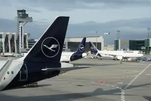 Aviões parados no aeroporto de Frankfurt, para onde você pode comprar passagem
