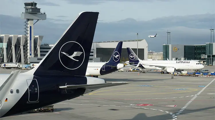 Aviões parados no aeroporto de Frankfurt, para onde você pode comprar passagem