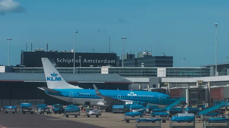 Aeroporto de Amsterdam, para onde muitas passagens aéreas para Holanda se destinam.