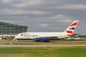 Avião da British Airways no Aeroporto de Heathrow, em Londres, Inglaterra.