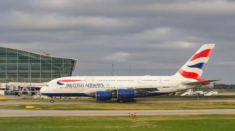Avião da British Airways no Aeroporto de Heathrow, em Londres, Inglaterra.