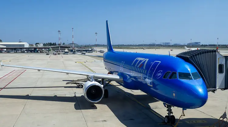Avião da ITA Airways no aeroporto de Milão Linate, Itália