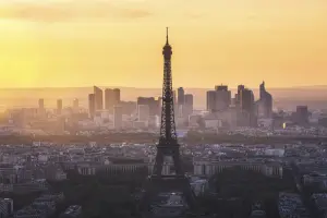 Vista aérea da Torre Eiffel no pôr-do-sol