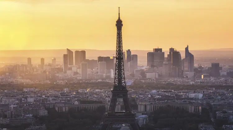 Vista aérea da Torre Eiffel no pôr-do-sol