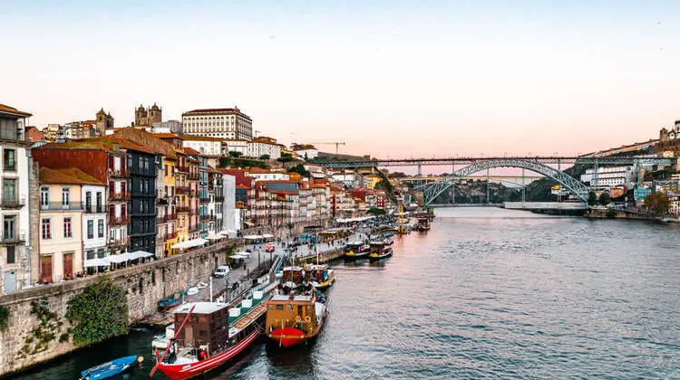 Vista de drone da paisagem da cidade velha do Porto, Portugal