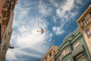 Avião sobrevoando a cidade de Lisboa