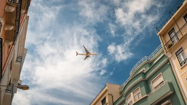 Avião sobrevoando a cidade de Lisboa