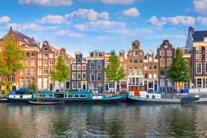 Vários barcos em Amsterdam estão disponíveis para passeio