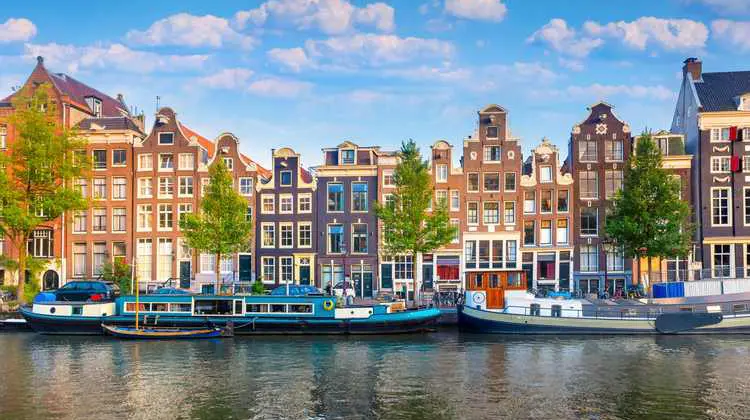 Vários barcos em Amsterdam estão disponíveis para passeio