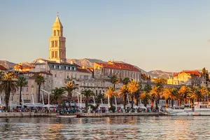 Vista de Split, na Croácia, a beira mar.
