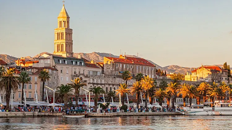 Vista de Split, na Croácia, a beira mar.