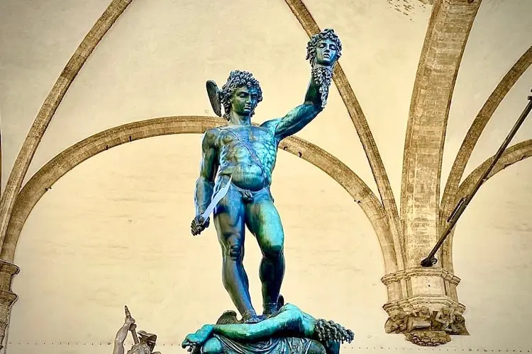 Escultura em exposição na Piazza della Signoria