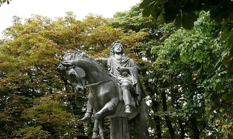 place des vosges estatua