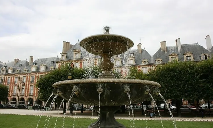 place des vosges fonte