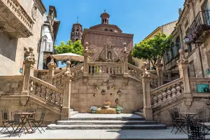 Prédios históricos e escada representando a região norte da Espanha