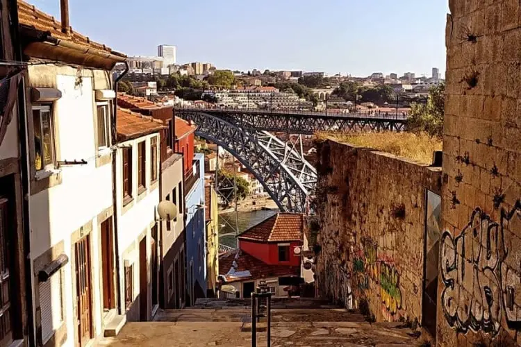 As ruelas estreitas e a Ponte Dom Luís não devem ficar de fora do que fazer no Porto