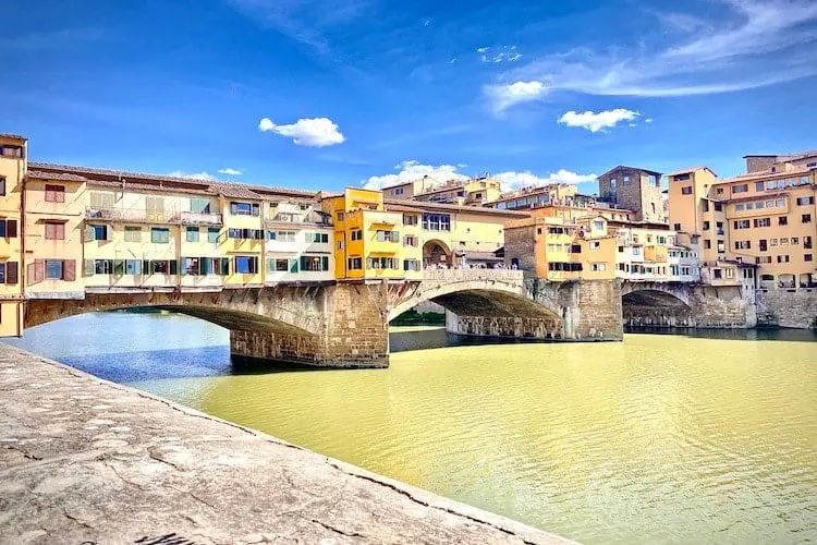 Um lindo dia de sol azul, com a Ponte Vecchio ao fundo