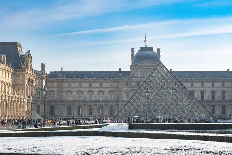 O Museu do Louvre é o maior e um dos mais renomados dos mundo, com obras como a de Monalisa