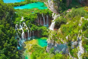 Vista dos lagos no Parque Nacional de Plitvice