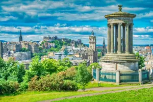 Monumentos no Calton Hill é um dos pontos turísticos da Escócia.