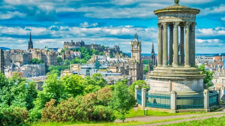 Monumentos no Calton Hill é um dos pontos turísticos da Escócia.