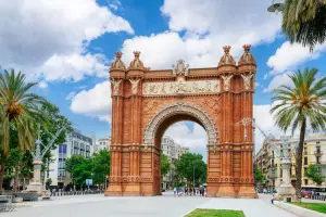 O Arco do Triunfo de Barcelona é um dos principais pontos turísticos da Espanha.