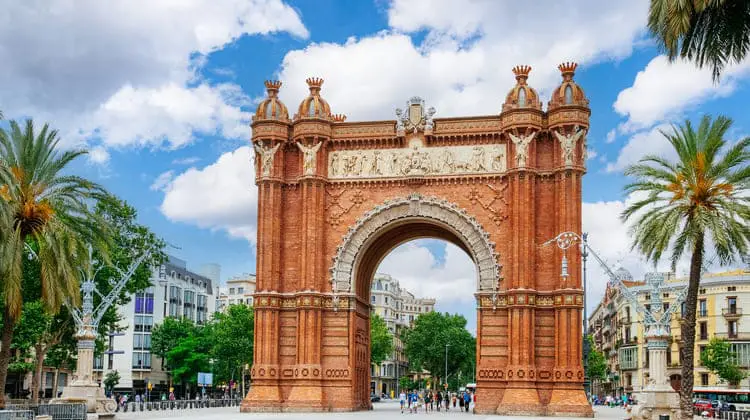 O Arco do Triunfo de Barcelona é um dos principais pontos turísticos da Espanha.