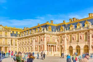 Turistas visitando o Palácio de Versalhes na França