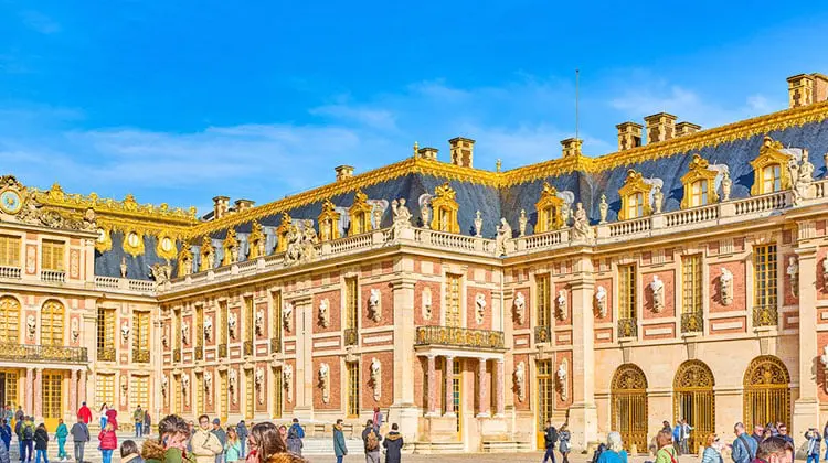 Turistas visitando o Palácio de Versalhes na França