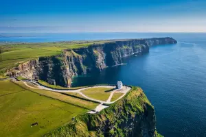 Vista aérea dos Cliffs of Moher em dia de céu azul na Irlanda.