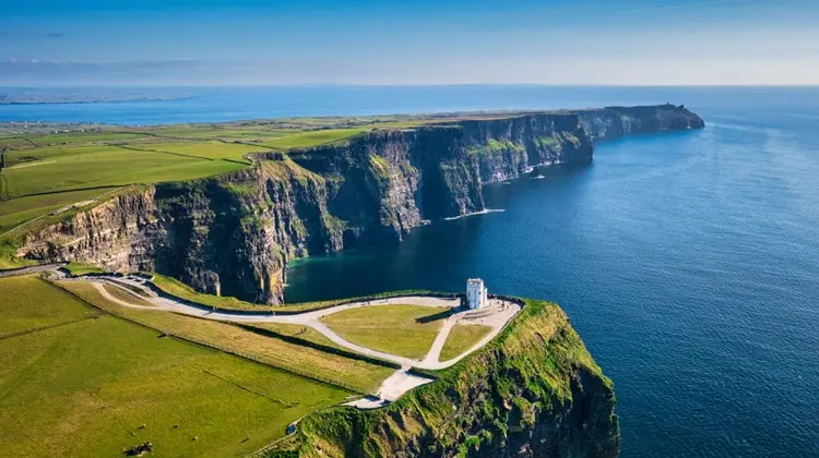 Vista aérea dos Cliffs of Moher em dia de céu azul na Irlanda.